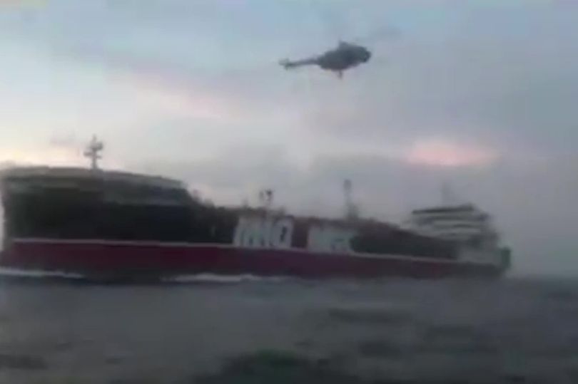 Vệ binh Quốc gia Iran đổ bộ lên tàu chở dầu Anh từ trực thăng.