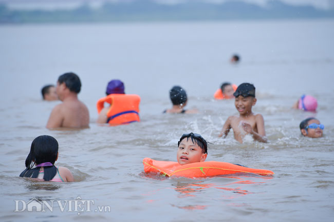 Đặc biệt bãi tắm này có rất nhiều trẻ em, mặc dù vẫn được trang bị kính bơi, áo phao, vô tư vui đùa nhưng không hề hay biết nguy hiểm đang cận kề.