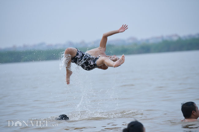 Các thanh niên ra sức thi nhau nhào lộn giữa dòng nước chảy.