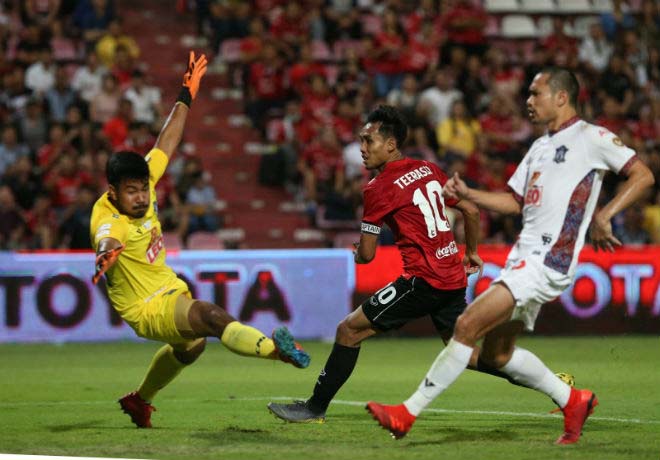 Muangthong United (áo đỏ) giành chiến thắng khó nhọc