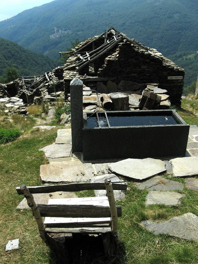 Theo tờ Local,  Monti Scìaga nằm ở bang Ticino (Thụy Sĩ), đưa ra đề xuất bán 9 bất động sản với giá 1 franc Thụy Sĩ/căn (~23.000 đồng) để hồi sinh những ngôi nhà bằng đá trong làng. 