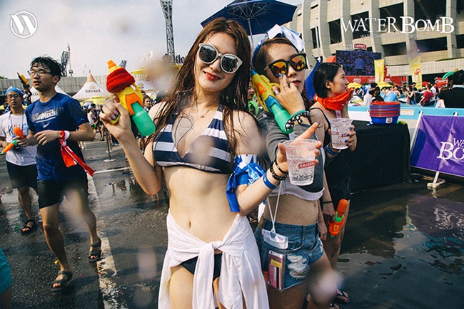 Lễ hội Waterbomb năm nay vẫn chưa kết thúc, bốn chương trình tiếp theo sẽ lần lượt được tổ chức tại Incheon, Daejeon, Daegu và Gwangju cho đến giữa tháng 8 hứa hẹn sẽ bùng nổ nhiều trang phục nóng bỏng hơn nữa.&nbsp;