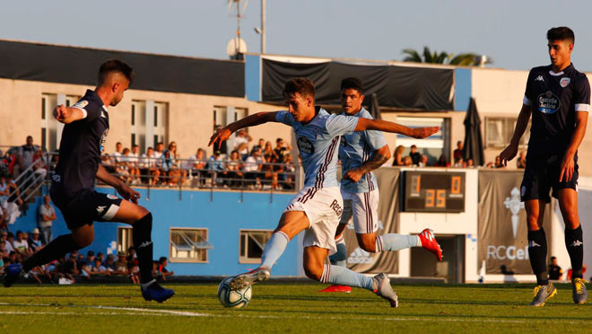 Celta Vigo (áo xanh dương) có trận đấu giao hữu nhàn nhã trước đối thủ hạng dưới Lugo