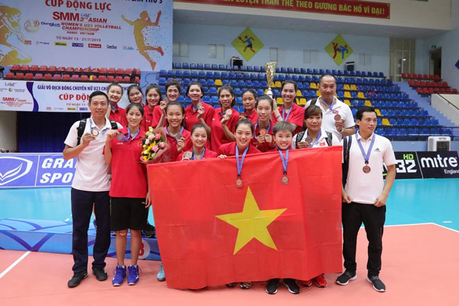 Các cô gái Việt lập kỳ tích trước đối thủ Thái Lan để bảo vệ thành công tấm HCĐ châu Á. Ảnh Asianvolleyball