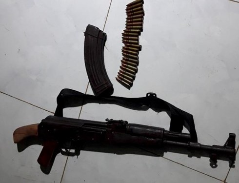 Khẩu súng AK cùng hàng chục viên đạn của Tùng bị thu giữ