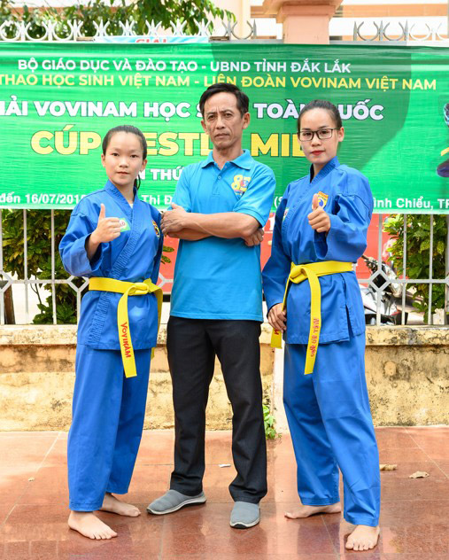 Võ sư Nguyễn Hoàng (đứng giữa) – HLV đội tuyển Vovinam Khánh Hòa