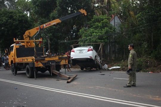 Sau tai nạn, taxi lao ra khỏi làn đường