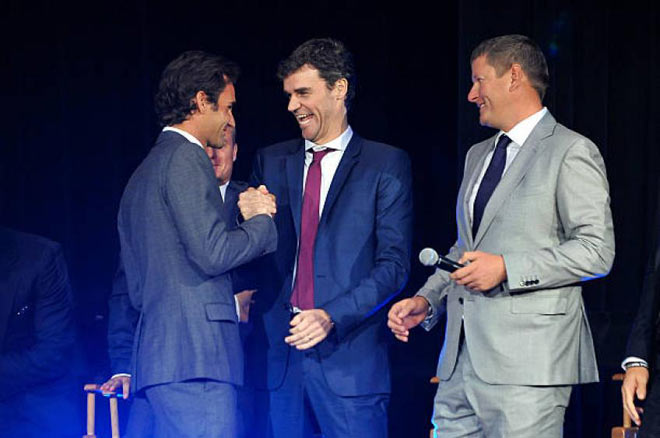 Federer thời trẻ từng nhiều lần bị đàn anh Kafelnikov "bắt nạt" trên sân đấu
