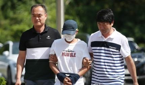 Nghi phạm trong vụ đánh đập vợ người Việt, làm rúng động dư luận Hàn Quốc tuần qua,&nbsp;trình diện tại toàn án quận Gwangju sáng 8/7.&nbsp; Ảnh: Yonhap