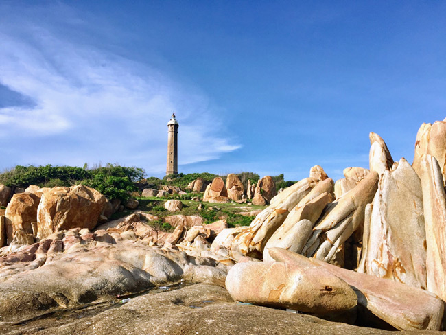 Hải Đăng Kê Gà là công trình của một kỹ sư người Pháp thiết kế. Tháp nằm cách đất liền khoảng 500m và được đánh giá là nơi cảnh quan đặc sắc nhất của vùng biển phía nam Phan Thiết.
