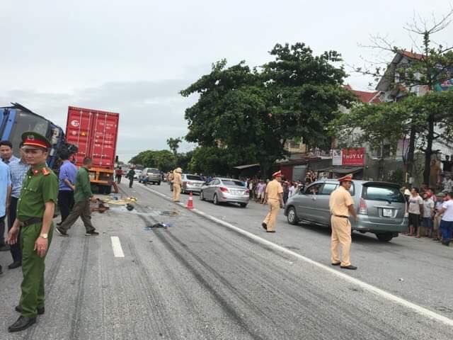 Ảnh-clip: Hiện trường tang thương vụ xe tải lật đè nhiều người tử vong ở Hải Dương - 11