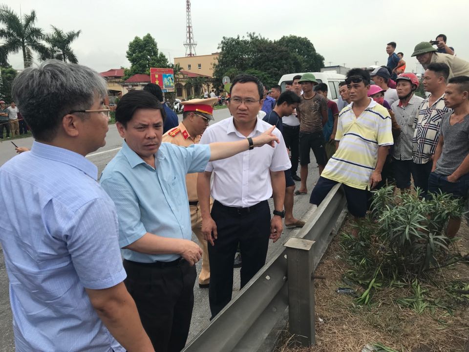 Bộ trưởng Bộ Giao thông vận tải Nguyễn Văn Thể và Phó Chủ tịch chuyên trách UBATGTQG Khuất Việt Hùng&nbsp;về hiện trường chỉ đạo công tác khắc phục hậu quả&nbsp;vụ tai nạn.