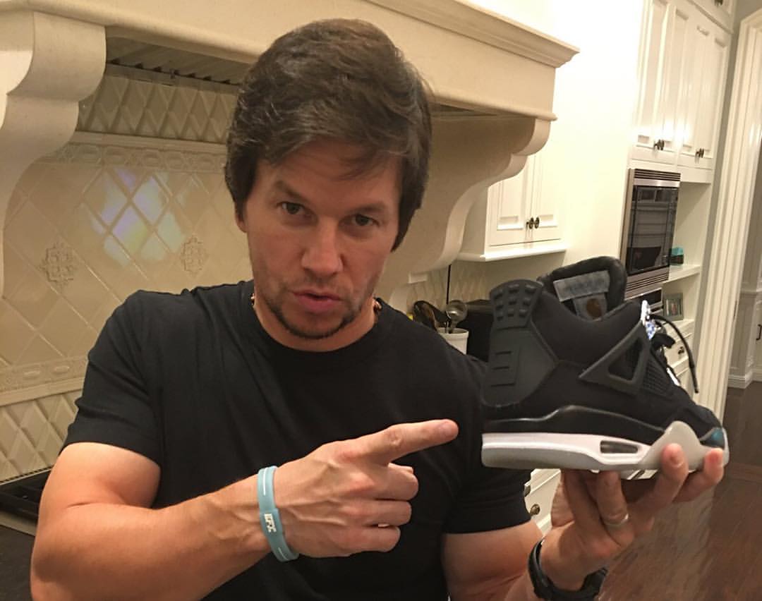 Nam tài tử Mark Wahlberg là một fan "cứng cựa" của dòng giày Jordan, trên tay anh là đôi Jordan IV Eminem x Carhartt siêu hiếm, siêu đắt.&nbsp;