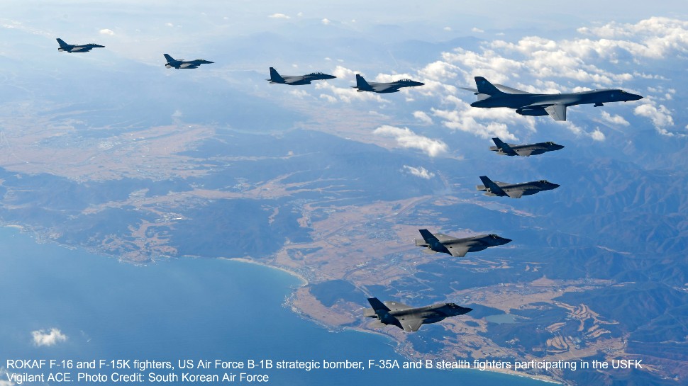 Phi đội chiến đấu cơ F-15K, F-16K tham gia tập trận cùng máy bay ném bom B-1B và tiêm kích tàng hình F-35A củ Mỹ.