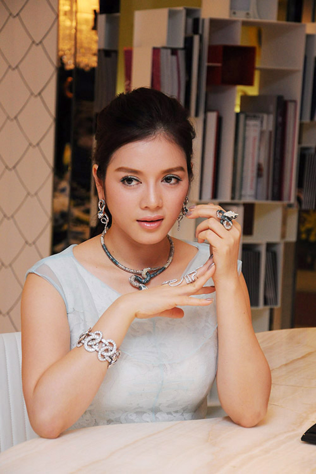 Không ngoa khi nói Lý Nhã Kỳ là nữ đại gia sở hữu những chiếc nhẫn kim cương độc nhất ở showbiz Việt.