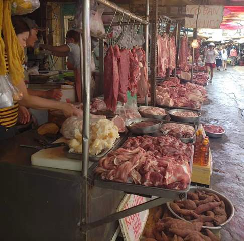 Dịch tả heo Châu Phi tại TP.HCM và khu vực miền Nam vẫn diễn biến phức tạp nên sức tiêu thụ thịt heo tăng không đáng kể.