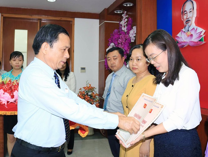 Bí thư, Chủ tịch UBND TP. Long Xuyên Phạm Thành Thái trao quyết định bổ nhiệm bà Vương Mai Trinh (Ảnh báo An Giang)