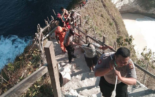 Thi thể du khách Việt được lực lượng cứu hộ đưa lên khỏi vách đá. Ảnh: Nusabali.com.