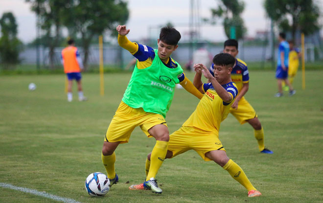 U23 Việt Nam tập chiều 23/7 tranh vàng SEA Games 30: Thầy Park lại &#34;đốn tim&#34; fan - 2