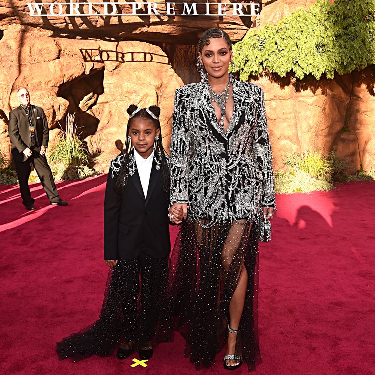 Blue Ivy Carter và mẹ Beyonce Knowles trong bộ trang phục McQueen được may đo riêng tại công chiếu thế giới phim Vua Sư Tử. Tuy nhiên bộ trang phục này được Elle đánh giá không bằng trang phục Beyonce mặc khi diện tới sự kiện công chiếu ở London.