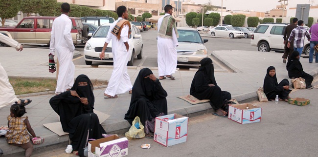 Có những người đến Dubai ăn xin ăn mặc chỉnh tề, thậm chí đưa gia đình đi theo. Họ ăn xin ở bãi đỗ xe, trên phố hay cả các khu dân cư.