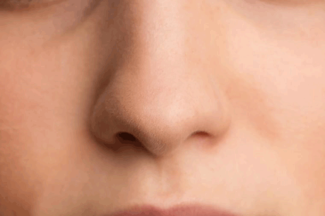 4. Không ngoáy mũi: Bên trong mũi chứa các vi khuẩn có lợi, khi ngoáy mũi sẽ đồng nghĩa với việc bạn đưa nhiều loại vi khuẩn khác nhau vào đó. Thói quen này có thể gây nhiễm trùng, mang lại nhiều yếu tố nguy cơ cho sức khỏe. Ngoài ra, thói quen ngoáy mũi sẽ khiến bạn vô tình phát tán những vi khuẩn lây bệnh, đặc biệt vào mùa cúm.