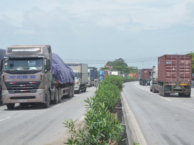 Từ tai nạn thảm khốc 5 người chết: Vì sao xe container, xe tải chạy QL5, ”ngó lơ” cao tốc HN-HP?