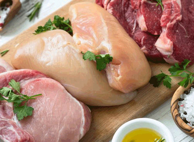 2. Thịt bò, thịt lợn, thịt gà: Các loại thịt cần được nấu ở nhiệt độ tối thiểu để đảm bảo an toàn sức khỏe: Đối với thịt xay là trên 70 độ C; thịt bò hoặc thịt cừu trên 60 độ C và sau đó nghỉ trong 3 phút; đối với thịt lợn là trên 60 độ C. Dưới mức nhiệt này sẽ khiến cơ thể bạn có nguy cơ bị nhiễm khuẩn hoặc ngộ độc thực phẩm.
