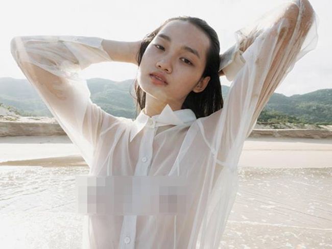 Học trò 20 tuổi của siêu mẫu Võ Hoàng Yến gây "bão" mạng xã hội với bức hình khoe ngực trần với áo sơ mi ướt sũng. 