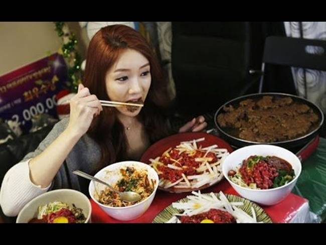 Cùng với trào lưu của các bạn trẻ, cô Park Seo Yeon cũng tham gia phát trực tiếp các bữa ăn của mình. 