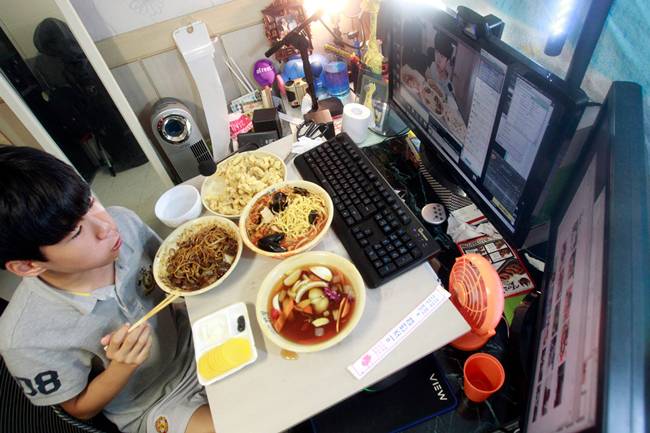 Lý do Kim Sung Jin tham gia kiểu ăn trực tuyến này vì muốn có người trò chuyện khi ăn tối. Cha mẹ của cậu bé làm việc ở xa, cậu bé sống với ông bà nội. Ông bà là người ăn sớm, còn cậu bé ăn muộn hơn.