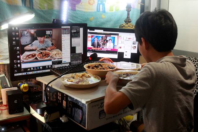 Mukbang là ngồi ăn trước webcam và phát trực tiếp, tương tác với người hâm mộ trong khi ăn. Trào lưu này xuất hiện ở Hàn Quốc đã giúp nhiều bạn trẻ kiếm tiền. Ví dụ, ngôi sao Mukbang BJ Patoo từng có đêm kiếm được 1500 USD (~34,8 triệu đồng).