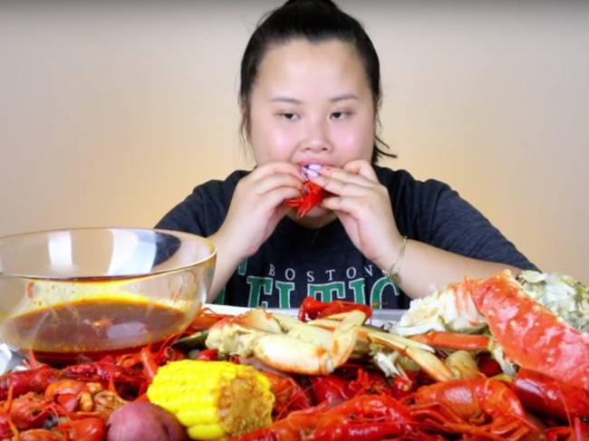 Không phải phát trực tiếp nhưng cô Kim Thai người Hàn Quốc lại lập kênh Youtube đăng tải các clip thưởng thức đồ ăn của cô. Hiện, kênh Youtube của Kim Thai có 200.000 người đăng ký theo dõi.