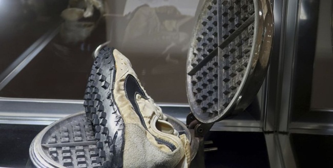 Một đôi giày Nike Waffle Racing Flat "Moon Shoe" vừa được bán thành công trong cuộc đấu giá của nhà Sotheby's.