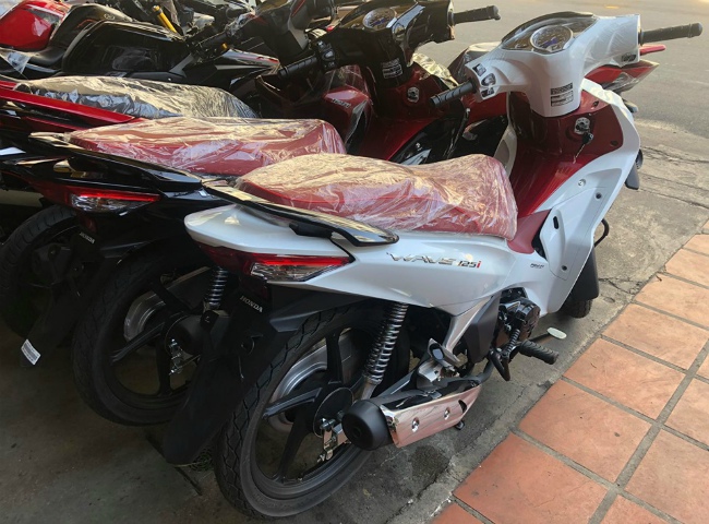 Hiện 2019 Honda Wave 125i được bán tại Thái Lan với giá 52,800 baht &#40;39,6 triệu VNĐ&#41; cho bản vành nan và 55,000 baht &#40;41,3 triệu VNĐ&#41; cho bảnh vành đúc.