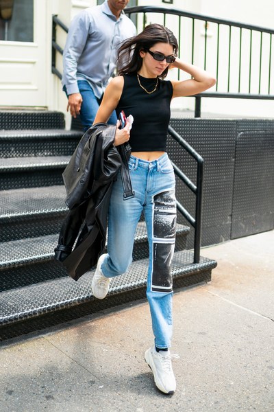 Kendall Jenner khỏe đẹp và năng động với cách mix set đồ: Crop top + quần jean + đôi Yeezy Boost 700 Analog&nbsp;