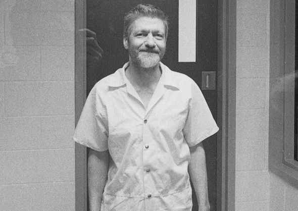 Hình ảnh hiện tại của tên khủng bố bom thư Ted Kaczynski. Hắn là một&nbsp;trong số ít&nbsp;những&nbsp;phạm&nbsp;nhân có quyền được đọc sách trong tù