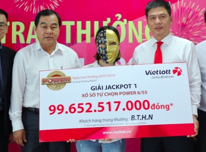 Chị B.T.H.N đại diện gia đình nhận giải jackpot 1