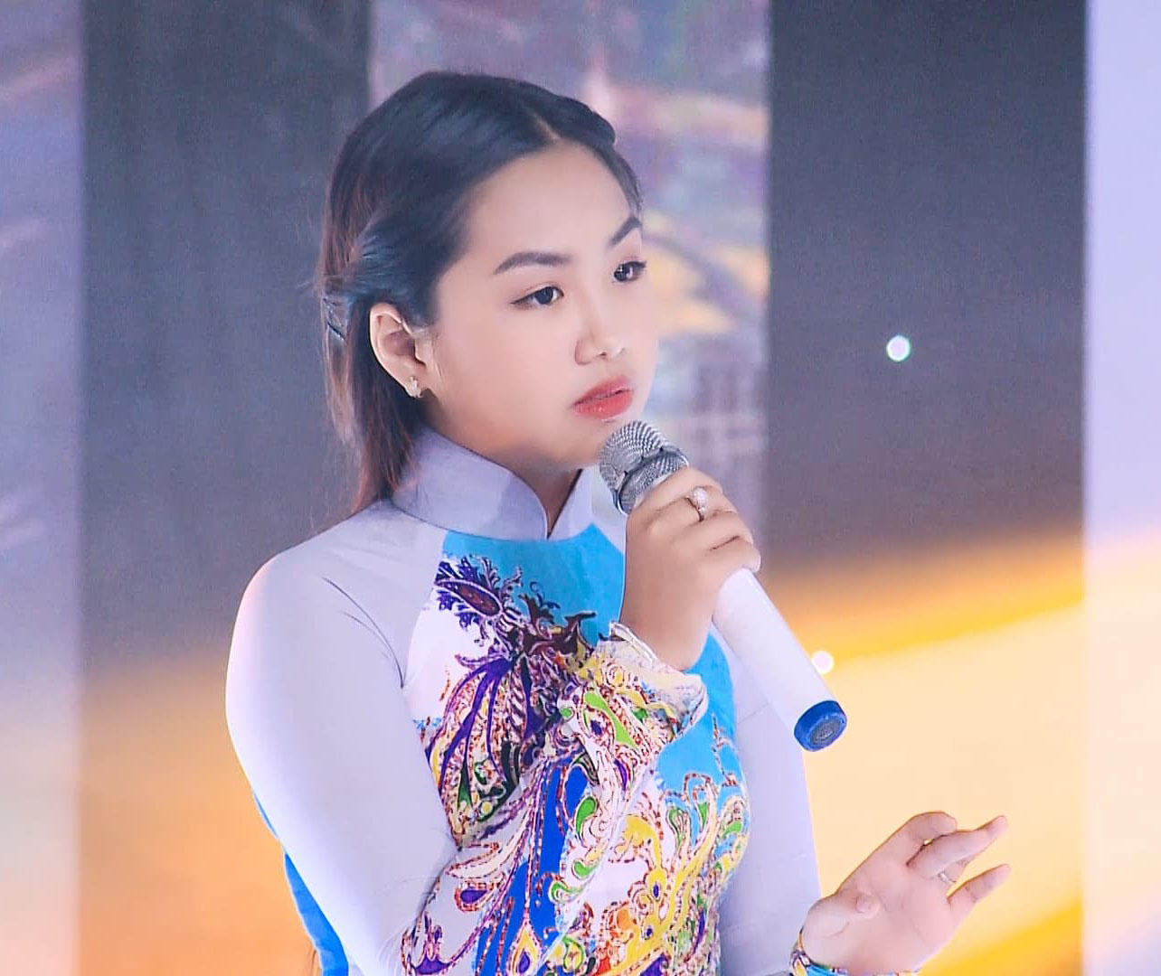 Giọng ca nhí 13 tuổi hát Bolero đang nổi đình đám là ai? - 2