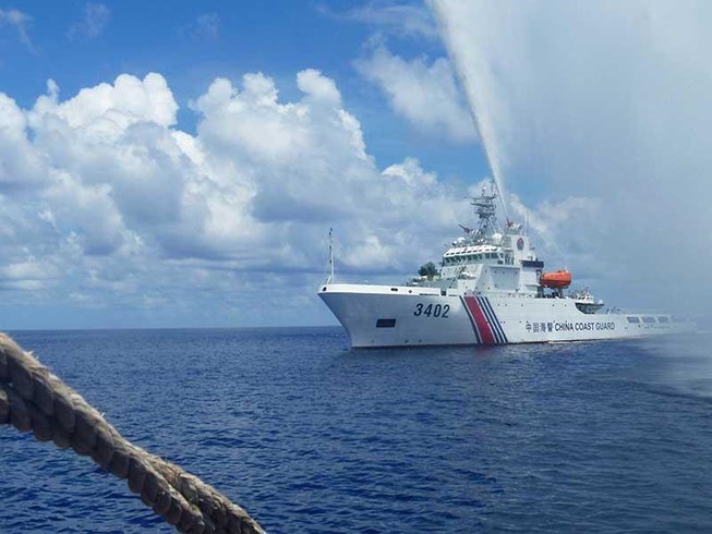 Một cuộc đụng độ giữa tàu cảnh sát biển TQ và tàu cá Philippines gần bãi cạn Scarborough năm 2015. Ảnh: AP