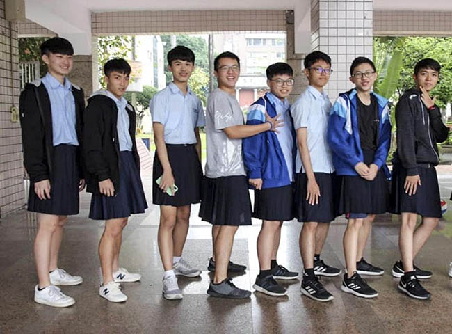 Nam sinh ở Đài Loan được phép mặc váy tới trường và lý do thực sự - 1