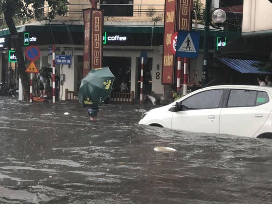 Người Hà Nội bì bõm trong cơn mưa lớn, nhiều tuyến phố ngập nặng - 2