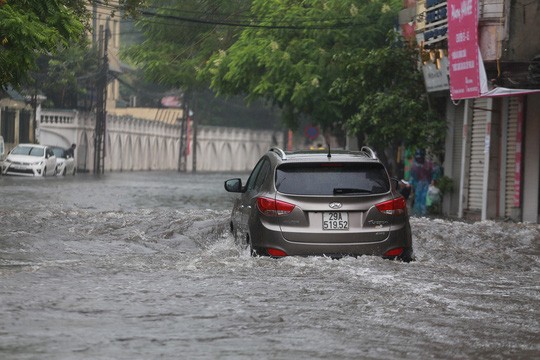 Nhiều tuyến phố ngập đến gần nửa mét