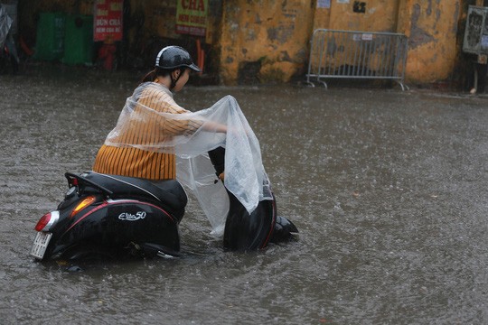 Người Hà Nội bì bõm trong cơn mưa lớn, nhiều tuyến phố ngập nặng - 8