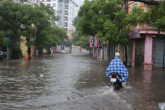 Người Hà Nội bì bõm trong cơn mưa lớn, nhiều tuyến phố ngập nặng - 9