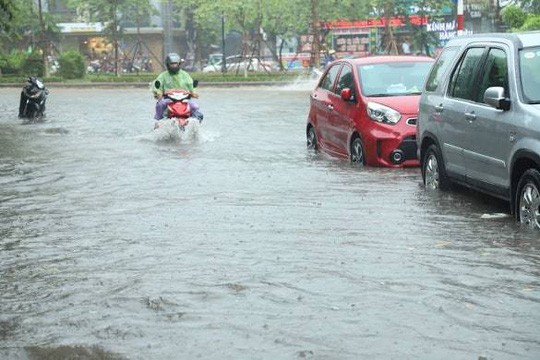 Người dân vất vả tham gia giao thông dưới trời mưa