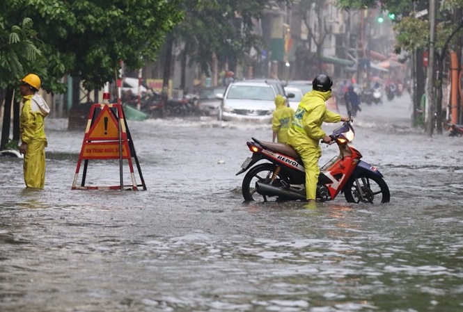 "Bể nước" trên phố Hà Nội sau cơn mưa lớn vào đầu giờ chiều nay.