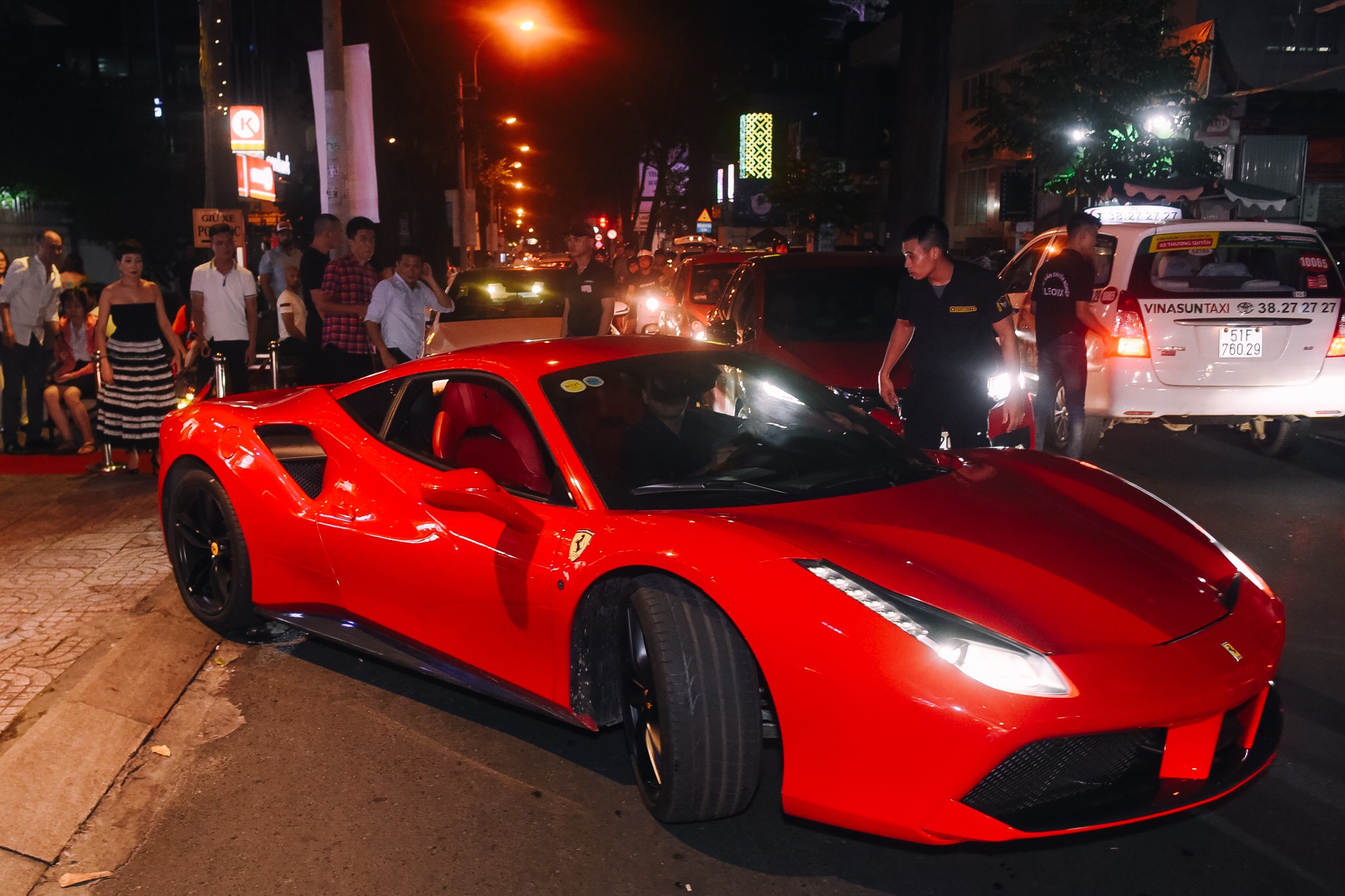 Tuấn Hưng vừa gây chú ý khi xuất hiện biểu diễn tại một quán bar ở trung tâm TP.HCM. Nam ca sĩ diện vest bảnh bao, tự lái siêu xe Ferrari 48 GTB 16 tỷ chạy show.