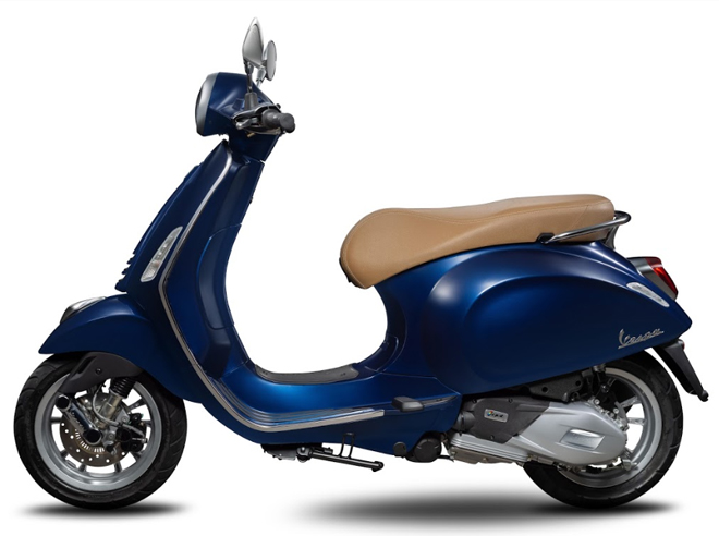 Vespa Primavera 125 iGet màu xanh cửu long.