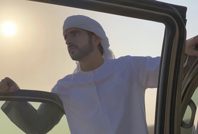 Ngoài ra, Sheikh Hamdan bin Mohammed bin Rashid Al Maktoum còn là một nhà thơ, người hỗ trợ cho nghệ thuật, văn hóa và di sản. 